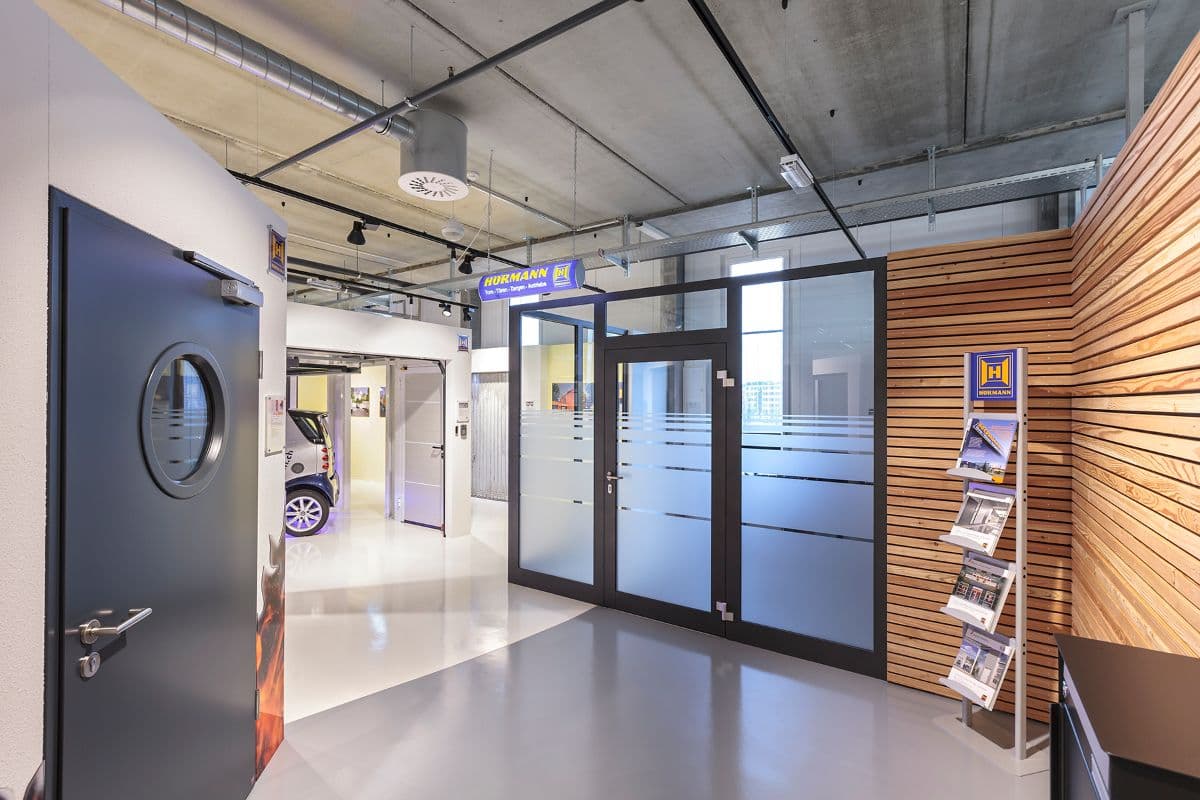 Showroom mit Türenausstellung, Holzlamellenwand und Prospektständer