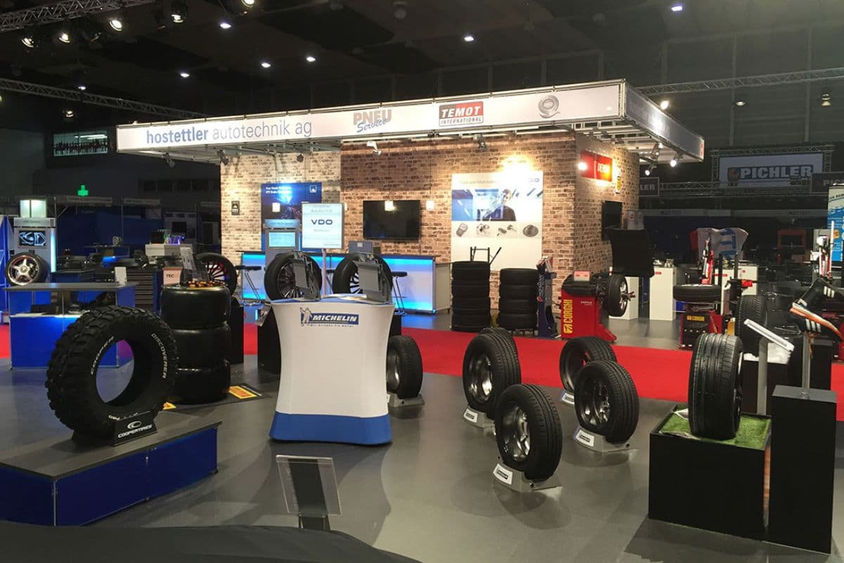 Messestand von hostettler autotechnik mit Reifenpräsentation und Theke